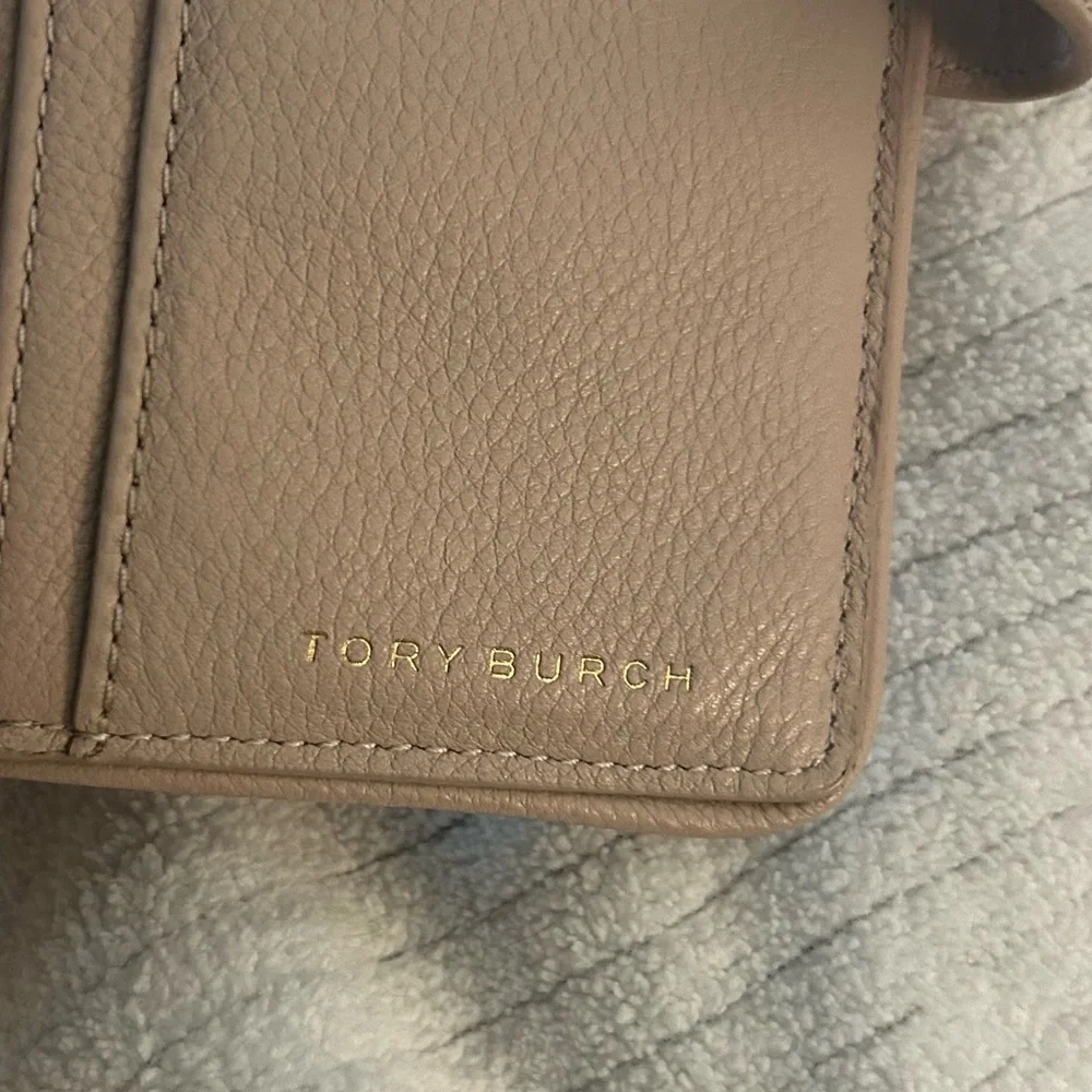 ••EUC Tory Burch Beige Smartphone Pebbled Leather Wallet Gold Tone Hardware - Picture 6 of 9